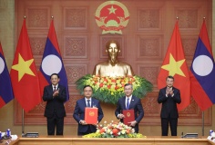 Việt Nam và Lào trao nhiều văn kiện hợp tác quan trọng