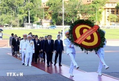 Thủ tướng Lào tưởng niệm các anh hùng liệt sĩ và vào Lăng viếng Chủ tịch Hồ Chí Minh