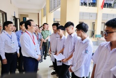 Kiểm tra trước giờ làm bài thi đầu tiên, Bộ trưởng GD&ĐT đánh giá công tác chuẩn bị