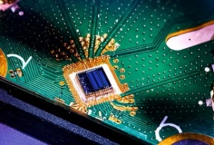 Chip lượng tử tạo số ngẫu nhiên biết tự kiểm tra phần cứng