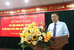 Đảng ủy VUSTA sơ kết 6 tháng đầu năm và trao huy hiệu Đảng cho 14 đảng viên