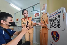 Hà Nội: Người dân quét mã QR đánh giá chất lượng phục vụ của Cảnh sát giao thông