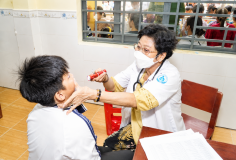 Cần Thơ: Hỗ trợ y tế và quà tặng cho thiếu nhi xã Phú Hữu nhân tháng Tri ân