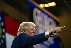Tổng thống Trump dọa áp thêm thuế quan lên hàng hóa châu Âu