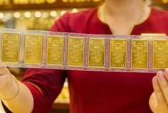 Giá vàng lao dốc, xóa sạch đà tăng ba phiên liên tiếp