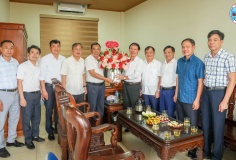 Lãnh đạo xã Hưng Đạo tặng hoa chúc mừng Ban Xây dựng Đảng nhân Ngày truyền thống ngành Tuyên giáo