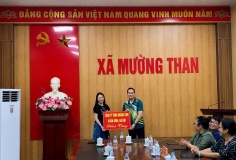Trao tặng 200 bộ bàn ghế cho nhân dân vùng lũ xã Mường Than