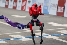 Robot hình người Trung Quốc phá kỷ lục thế giới 100m của Usain Bolt tại Đại hội Bắc Kinh