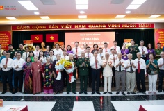 Chủ tịch Quốc hội Trần Thanh Mẫn trao Huy hiệu Đảng tặng các đồng chí lão thành cách mạng