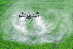 EU cho phép drone phun thuốc: Công nghệ xanh có thể phản tác dụng?