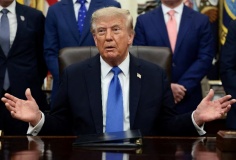 Ông Trump bác bỏ cảnh báo an toàn AI