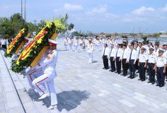 Thủ tướng dâng hương tưởng niệm tại Di tích Quốc gia đặc biệt Đường Hồ Chí Minh trên biển