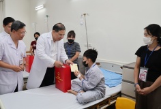 Phó Thủ tướng Thường trực Phạm Gia Túc thăm, tặng quà bệnh nhi dịp Tết Trung thu