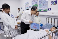 Chủ tịch Quốc hội thăm, động viên các bệnh nhi tại Bệnh viện Nhi đồng 1, TPHCM