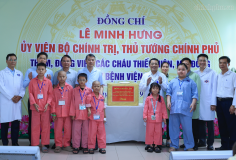 Thủ tướng trao quà của Tổng Bí thư, Chủ tịch nước Tô Lâm tặng các bệnh nhi ung thư