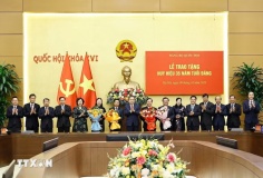 Chủ tịch Quốc hội Trần Thanh Mẫn dự Lễ trao tặng Huy hiệu 35 năm tuổi Đảng