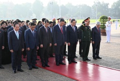 Lãnh đạo Đảng, Nhà nước, các đại biểu Quốc hội vào Lăng viếng Chủ tịch Hồ Chí Minh