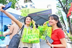 VPIM Expo ngày đầu: Runner háo hức nhận bib, khám phá race kit và không gian trải nghiệm sôi động