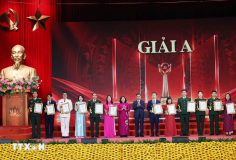 Thường trực Ban Bí thư Trần Cẩm Tú dự Lễ trao giải Cuộc thi chính luận về bảo vệ nền tảng tư tưởng của Đảng lần thứ Sáu