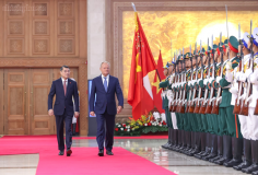 Thủ tướng Lê Minh Hưng chủ trì lễ đón chính thức Thủ tướng Ba Lan