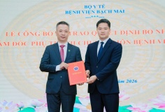 Thứ trưởng Thường trực Vũ Mạnh Hà trao Quyết định của Bộ trưởng Bộ Y tế bổ nhiệm chức vụ Phó Giám đốc Bệnh viện Bạch Mai