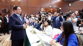 Thủ tướng Phạm Minh Chính thăm, động viên phóng viên báo chí tác nghiệp tại Đại hội XIV của Đảng