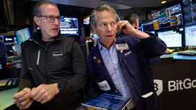 Chứng khoán Mỹ sụt điểm, bitcoin bị bán tháo, giá dầu hồi phục