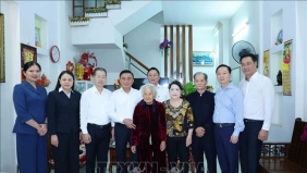 Thường trực Ban Bí thư Trần Cẩm Tú thăm, tặng quà Tết tại Đà Nẵng