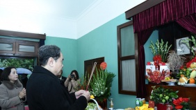 Chủ tịch Quốc hội Trần Thanh Mẫn dâng hương tưởng nhớ Chủ tịch Hồ Chí Minh tại Nhà 67