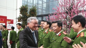 Phó Thủ tướng Thường trực Nguyễn Hòa Bình thăm, chúc Tết cán bộ, chiến sĩ Cục C03