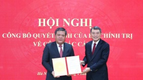 Đồng chí Lê Minh Hưng trao Quyết định của Bộ Chính trị chuẩn y đồng chí Trần Phong giữ chức Bí thư Tỉnh uỷ Khánh Hoà