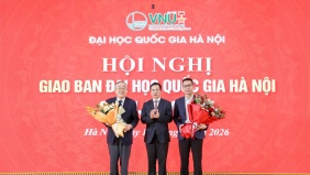 Giám đốc ĐHQGHN Bùi Thế Duy trao quyết định bổ nhiệm chức vụ Hiệu trưởng Trường Đại học Việt Nhật đối với ông Nguyễn Hoàng Oanh