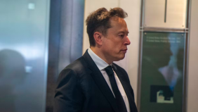 Tỷ phú Elon Musk dùng điện thoại gì?