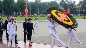 Thủ tướng Nhật Bản đặt vòng hoa viếng Chủ tịch Hồ Chí Minh và Đài tưởng niệm các Anh hùng liệt sĩ