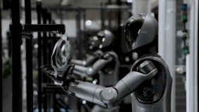 Robot hình người tự phân loại 65.000 bưu kiện trong suốt 50 giờ
