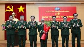 Đại tướng Phan Văn Giang trao Huy hiệu 70 năm tuổi Đảng tặng Đại tướng Phạm Văn Trà