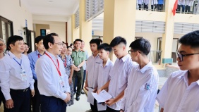 Kiểm tra trước giờ làm bài thi đầu tiên, Bộ trưởng GD&ĐT đánh giá công tác chuẩn bị