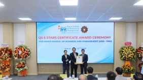 Trao chứng nhận cho trường công lập đầu tiên của Việt Nam đạt QS Stars 5 sao