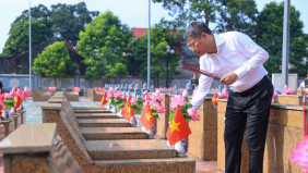 Thủ tướng dâng hương tưởng niệm các Anh hùng liệt sĩ và tặng quà người có công tại Lạng Sơn