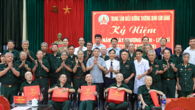 Thủ tướng Lê Minh Hưng thăm, tặng quà các thương binh, bệnh binh tại Ninh Bình