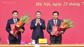 Thủ tướng trao quyết định giao Quyền Bộ trưởng Bộ Nội vụ và bổ nhiệm Thứ trưởng Thường trực Bộ Dân tộc và Tôn giáo