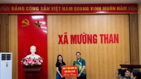 Trao tặng 200 bộ bàn ghế cho nhân dân vùng lũ xã Mường Than
