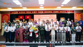 Chủ tịch Quốc hội Trần Thanh Mẫn trao Huy hiệu Đảng tặng các đồng chí lão thành cách mạng