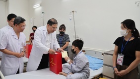 Phó Thủ tướng Thường trực Phạm Gia Túc thăm, tặng quà bệnh nhi dịp Tết Trung thu