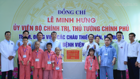 Thủ tướng trao quà của Tổng Bí thư, Chủ tịch nước Tô Lâm tặng các bệnh nhi ung thư
