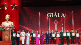 Thường trực Ban Bí thư Trần Cẩm Tú dự Lễ trao giải Cuộc thi chính luận về bảo vệ nền tảng tư tưởng của Đảng lần thứ Sáu