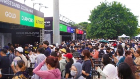 SVĐ Mỹ Đình nóng lên trước giờ G: Fan BIGBANG háo hức đổi vòng tay, đếm ngược hai đêm concert