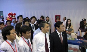 Bộ trưởng TT&TT thăm gian hàng Mobifone tại Vietnam Telecomp 2013