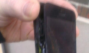 iPhone lại bốc cháy trong túi nữ sinh trung học