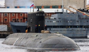 Tàu ngầm thứ 2 đã được đưa lên boong tàu vận tải Hà Lan về VN 
